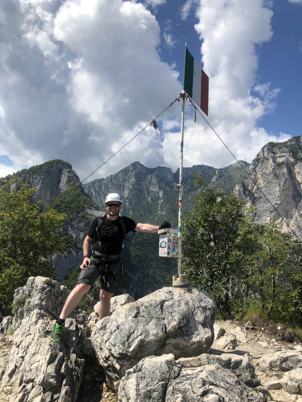 Andy stehend Gipfelkreuz Cima Capi Gardasee