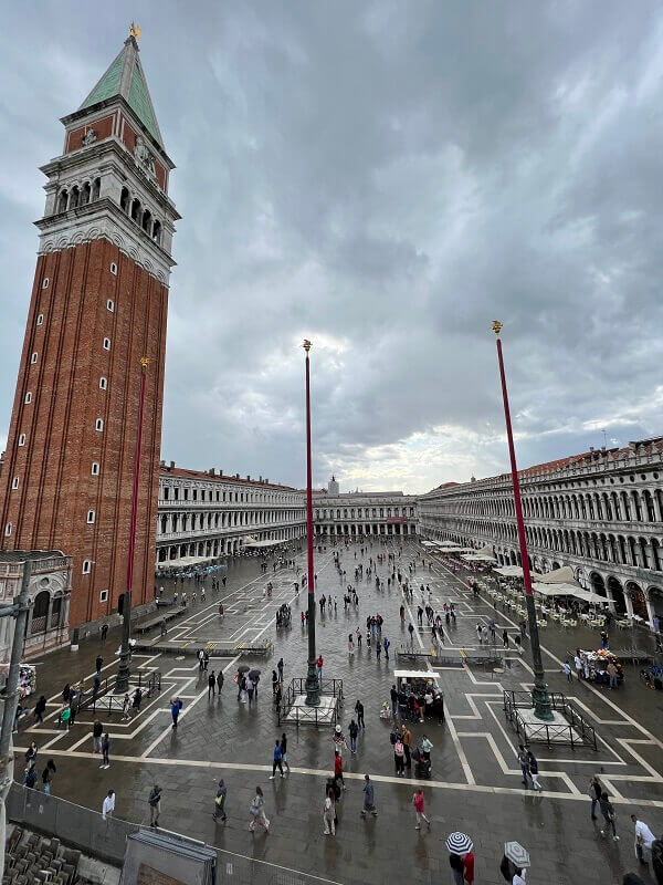 Markusplatz in Venedig mit Blick von der Terasse des Markusdoms