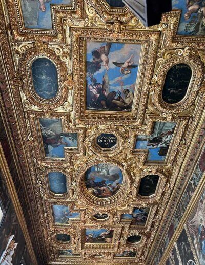 Imposante Deckenverzierungen im Dogenpalast in Venedig