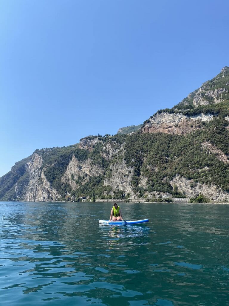 Kaethe SUP kneeling Lake Garda