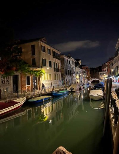 Kanal in Veneig bei Nacht mit schöner Beleuchtung