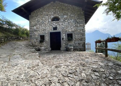 Blick auf Kapelle San Giovanni Wanderung Cima Capi Gardasee