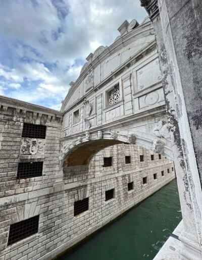 Seufzerbrücke Venedig - Blick vom Innern des Dogenpalastes