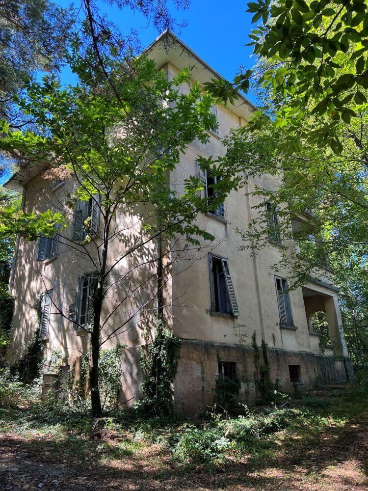 House in need of renovation on Lake Garda.