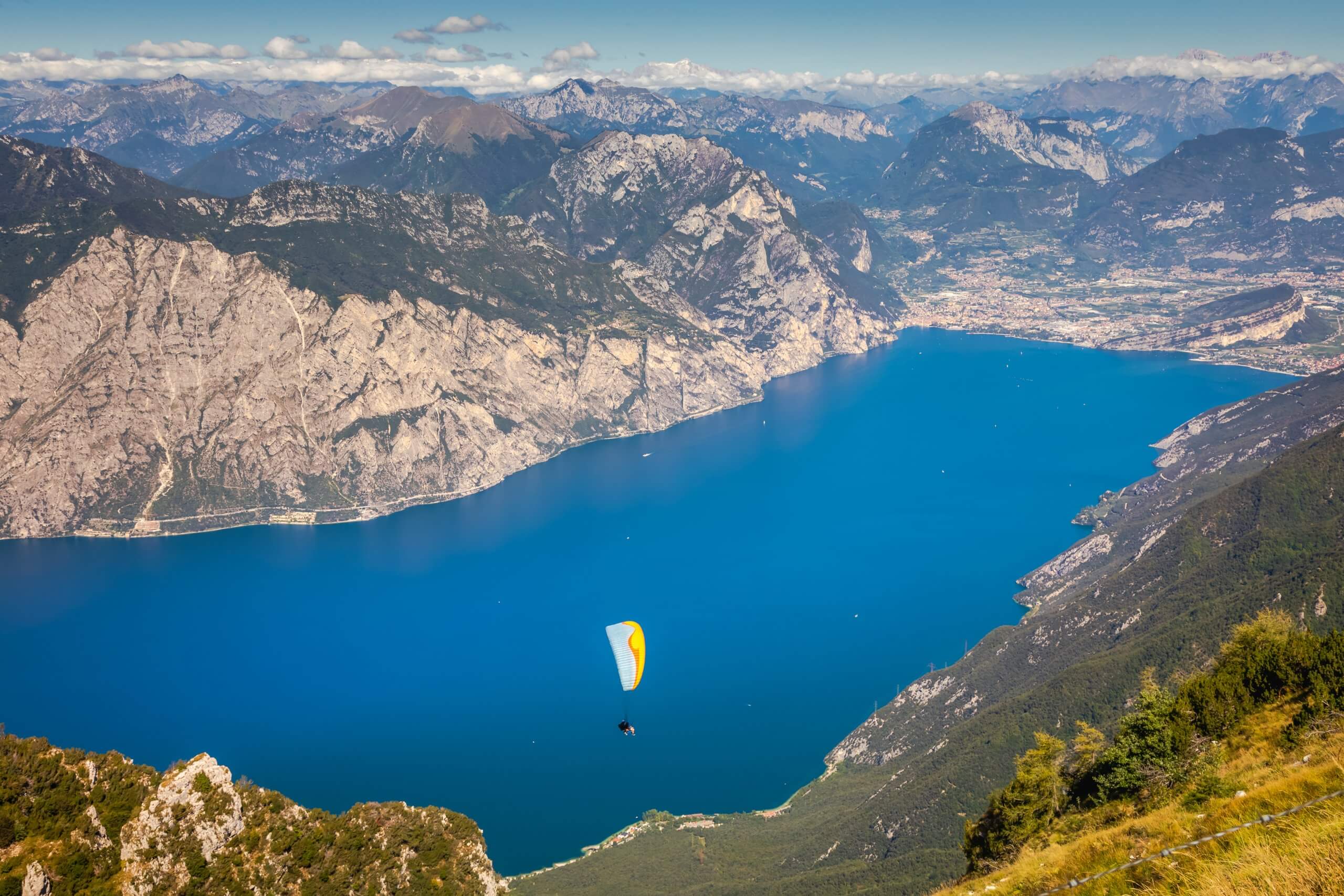 Tandem Paragliding Blick vom Monte Baldo auf den Gardasee