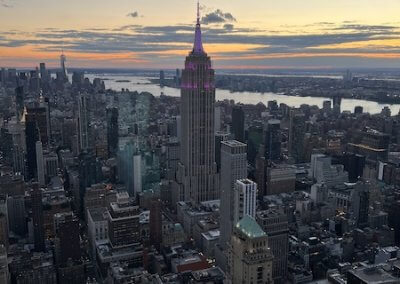 Ausblick Vanderbilt Summit auf New York Bild 6 auf beleuchtetes Empire State Building bei Sonnenuntergang