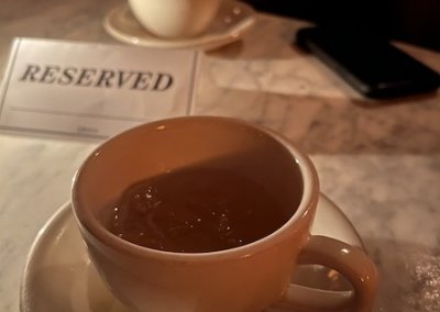 Cocktail serviert in Teetassen in einer Flüsterkneipe New York