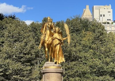 Goldene Statue am central park new york | Gardasee-inside
