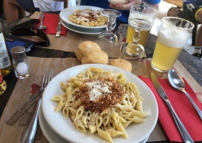 Teller mit Pasta Carne Ristorante Perlonc Gardasee