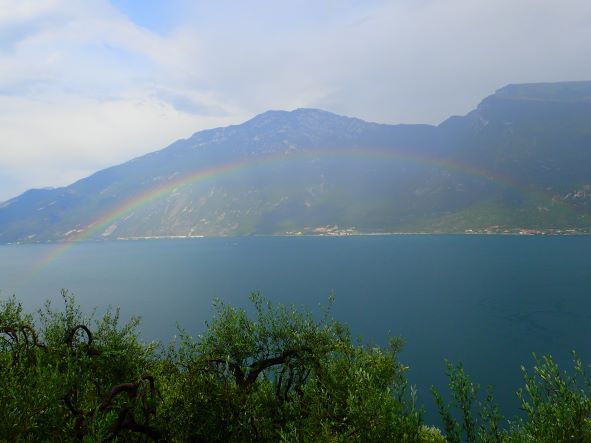 Regenbogen über dem Gardasee