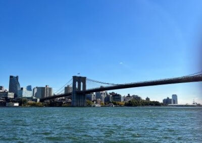Aussicht vom Ufer des Hdson River auf dei Brooklyn Bridge in New York