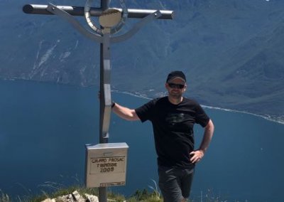 Andy am Gipfelkreuz Monte Bestone | Gardasee-inside