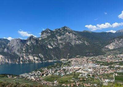 Blick auf Riva von Monte Brione Gardasee