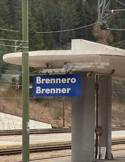 Schild Bahnhof Brenner Brennero