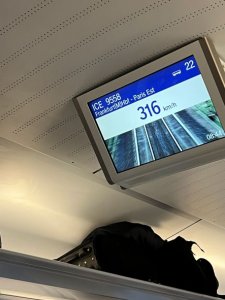 Bildschirmanzeige Geschwindigkeit Zug nach Paris