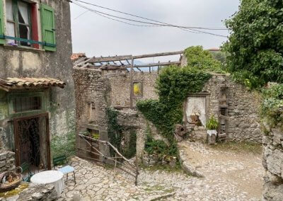 Gardasee Geisterdorf Campo di Brenzone Blick auf noch bewohntes Haus | Gardasee-inside