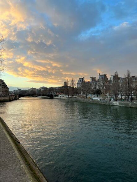 Blick von der Brücke auf die Seine Paris Abenddämmerung