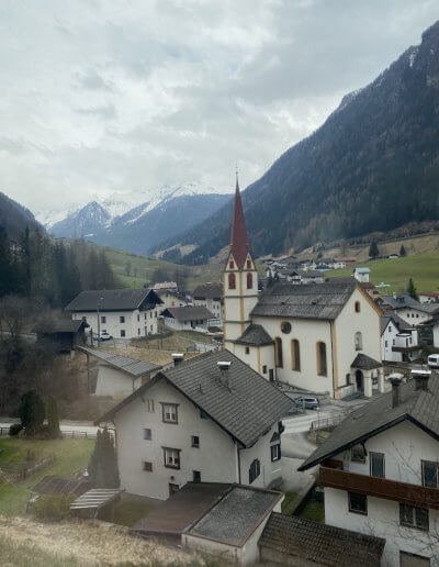 Bahnfahrt Gardasee - Kirche am Brenner