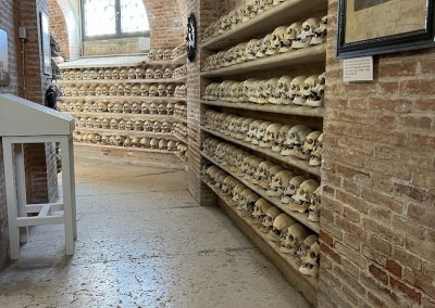 Beinhaus Ossario di Custoza Ansicht von Innen, Gang mit Totenschädeln