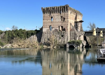 Gardasee Borghetto Turm spiegelt sich im Fluss Minico