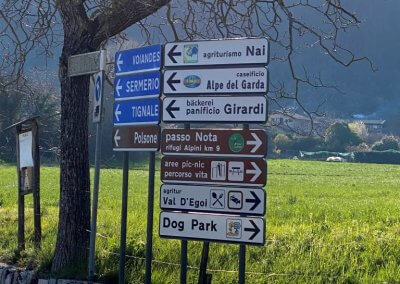 Wegweiser zum Dog Park im Valle di Bondo