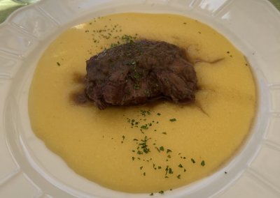 Hauptspeise in der Villla dei Mulini - Rindfleisch auf Polenta