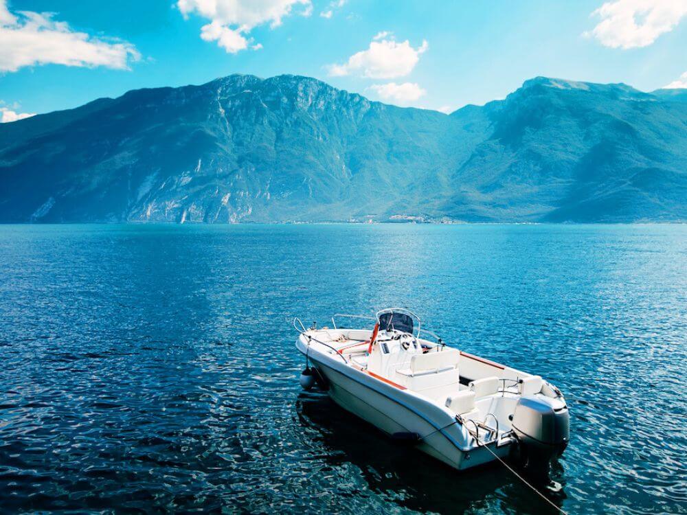 Motorboot auf dem Gardasee