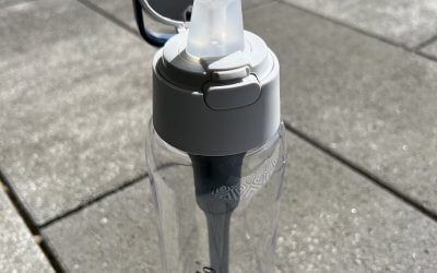 Drinking bottle with water filter