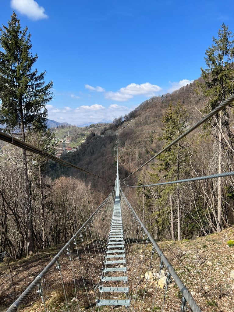 Blick von Tibetischen Brücke Dossena auf andere Seite