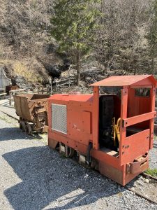 Minenfahrzeug vor dem alten Bergwerk in Dossena