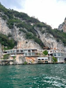 Blick von See auf verlassenes Hotel Gardasee