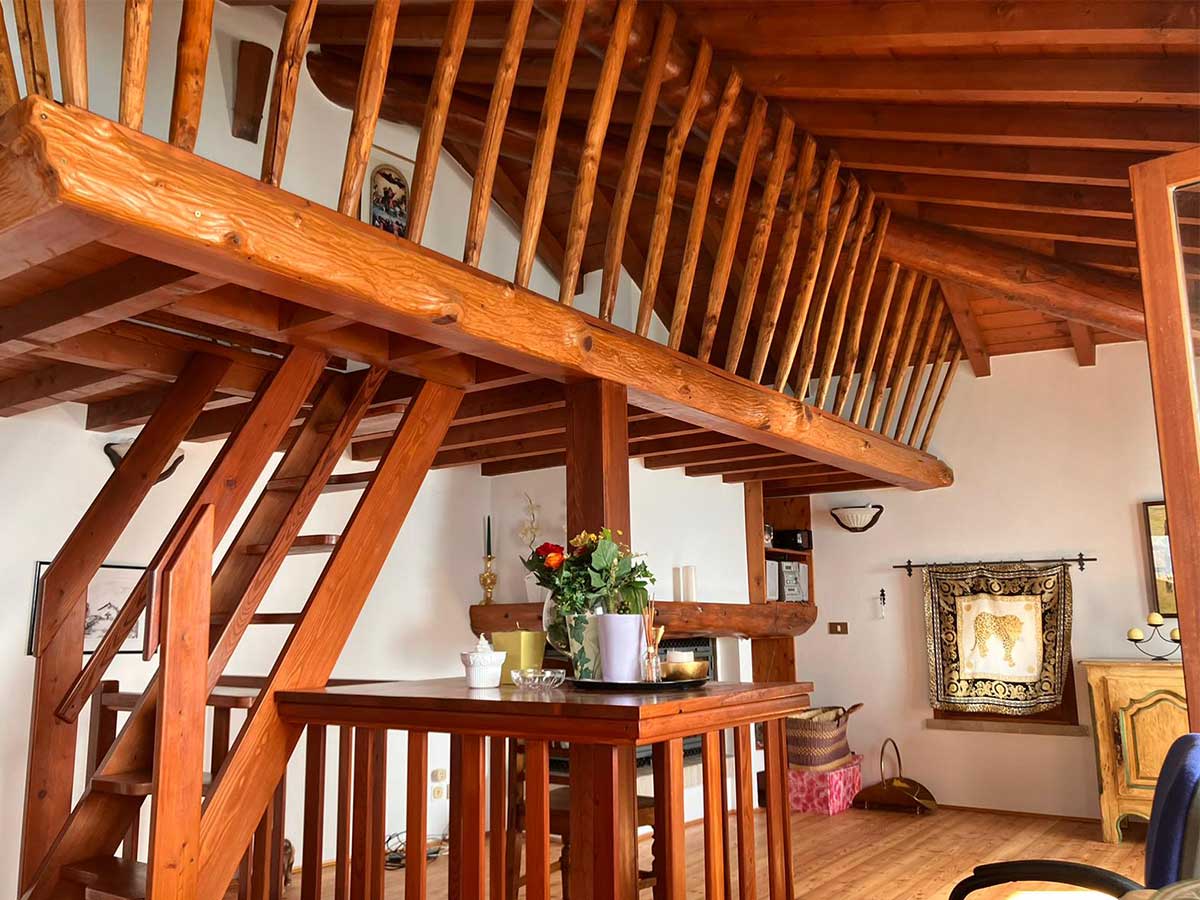 Innenansicht mit Holzgalerie - historisches Bauernhaus Gardasee