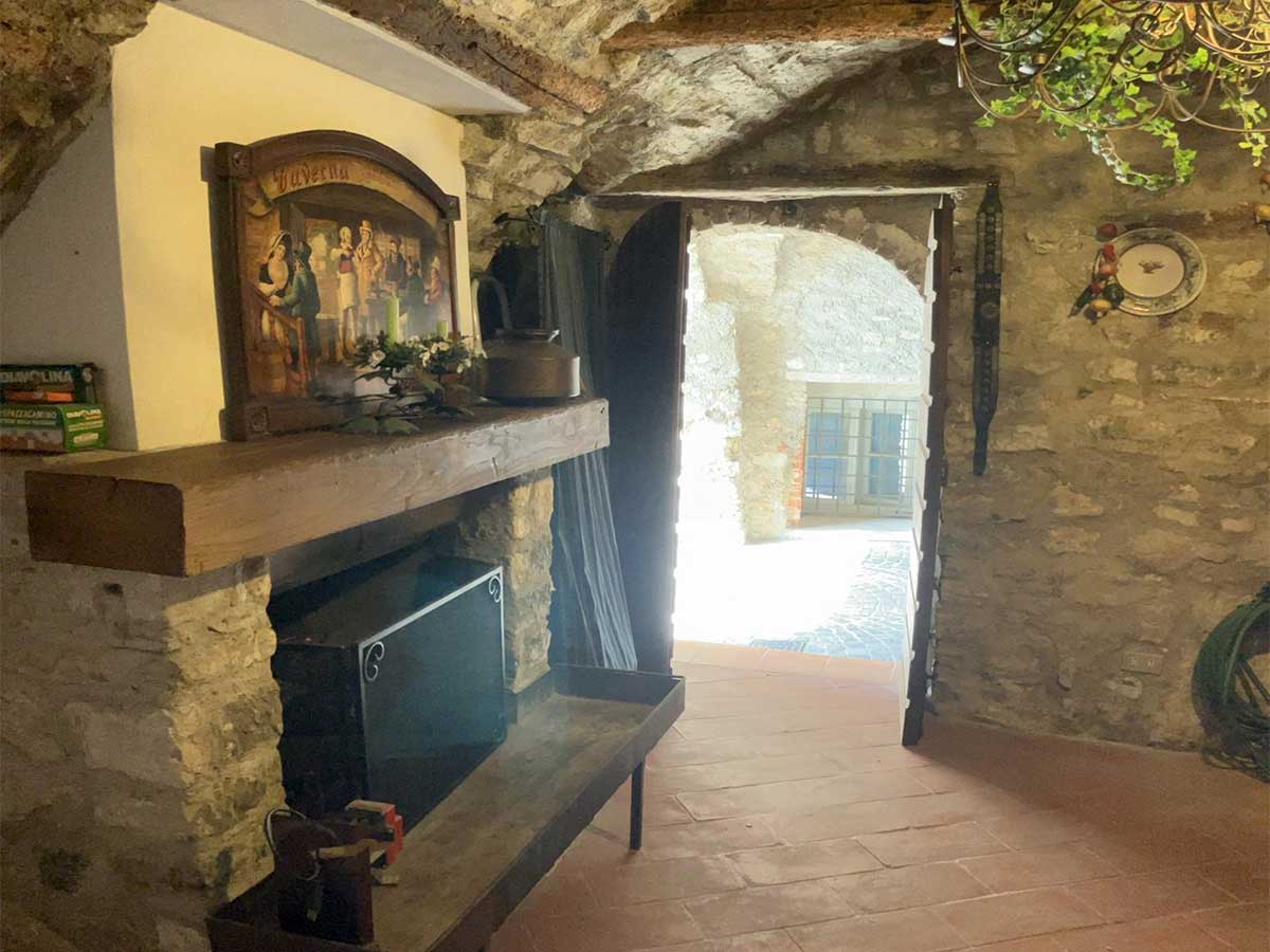 Innenansicht mit altem Mauerwerk des historischen Bauernhauses am Gardasee