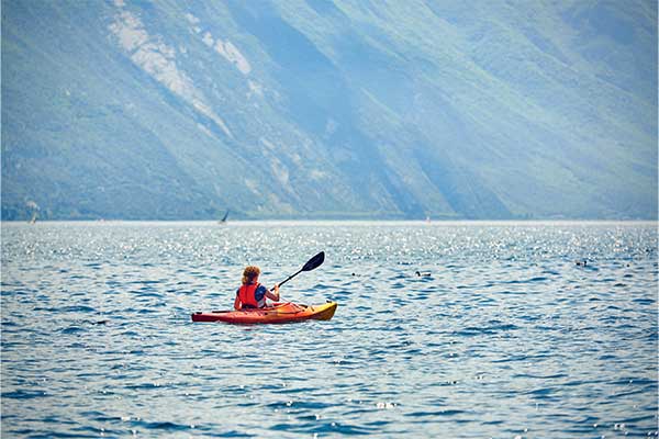 Gardasee-Exklusiv: Frau mit Kanu auf dem Gardasee