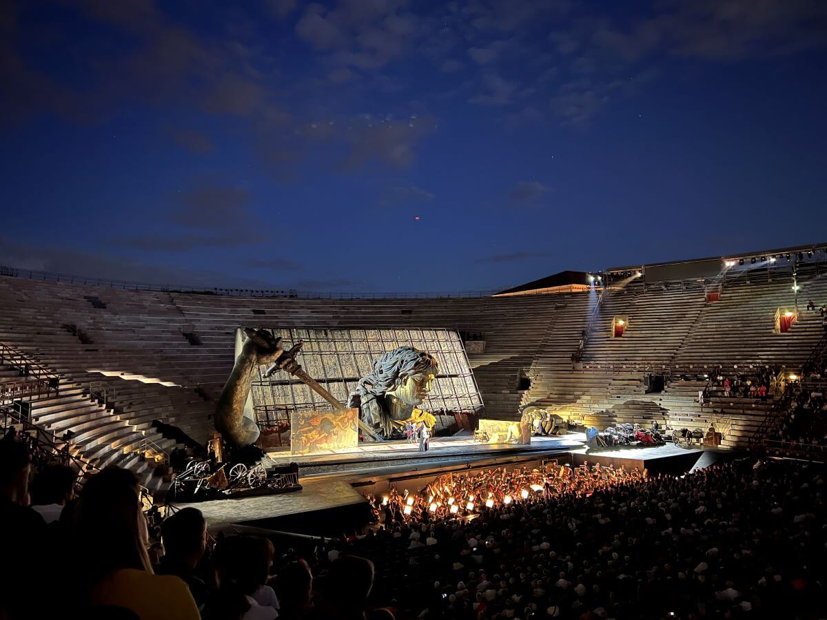 Oper Tosca Verona Arena Bühnenbild