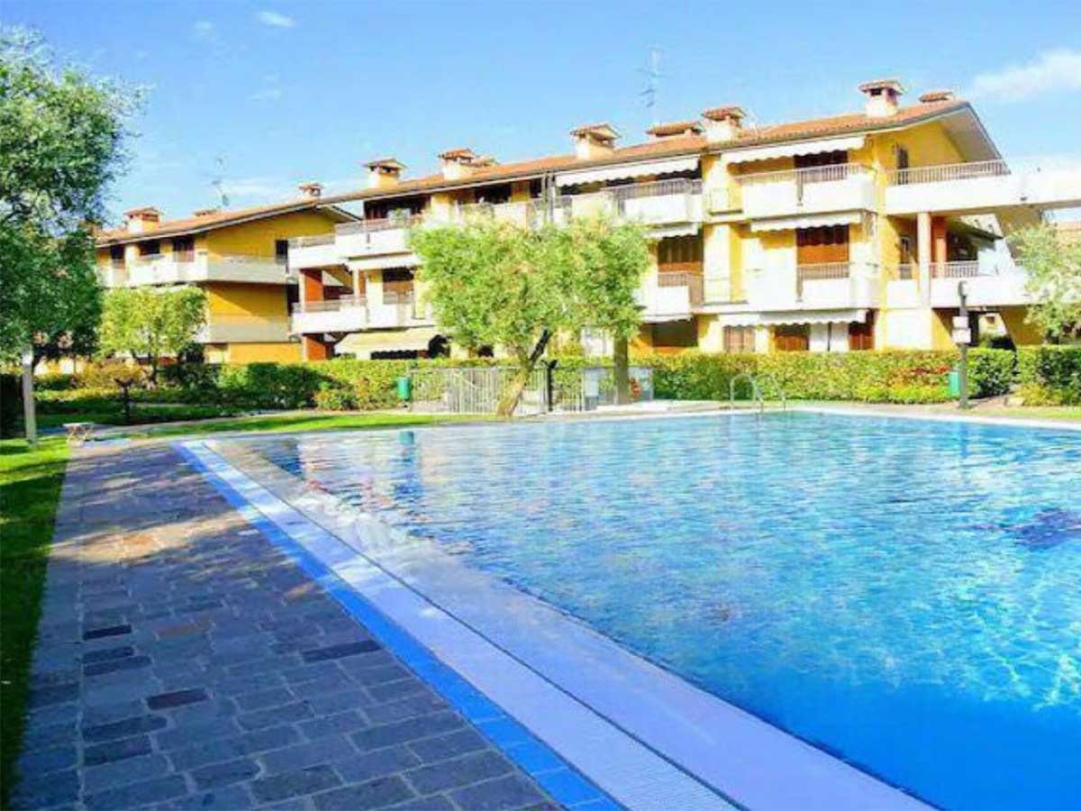 Pool view apartment residence Lugana di Sirmione