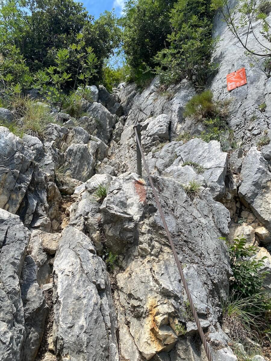 Klettersteige am Gardasee - Aufstieg zum Rio Sallagoni. Man sieht eine Felswand mit Seilsicherung