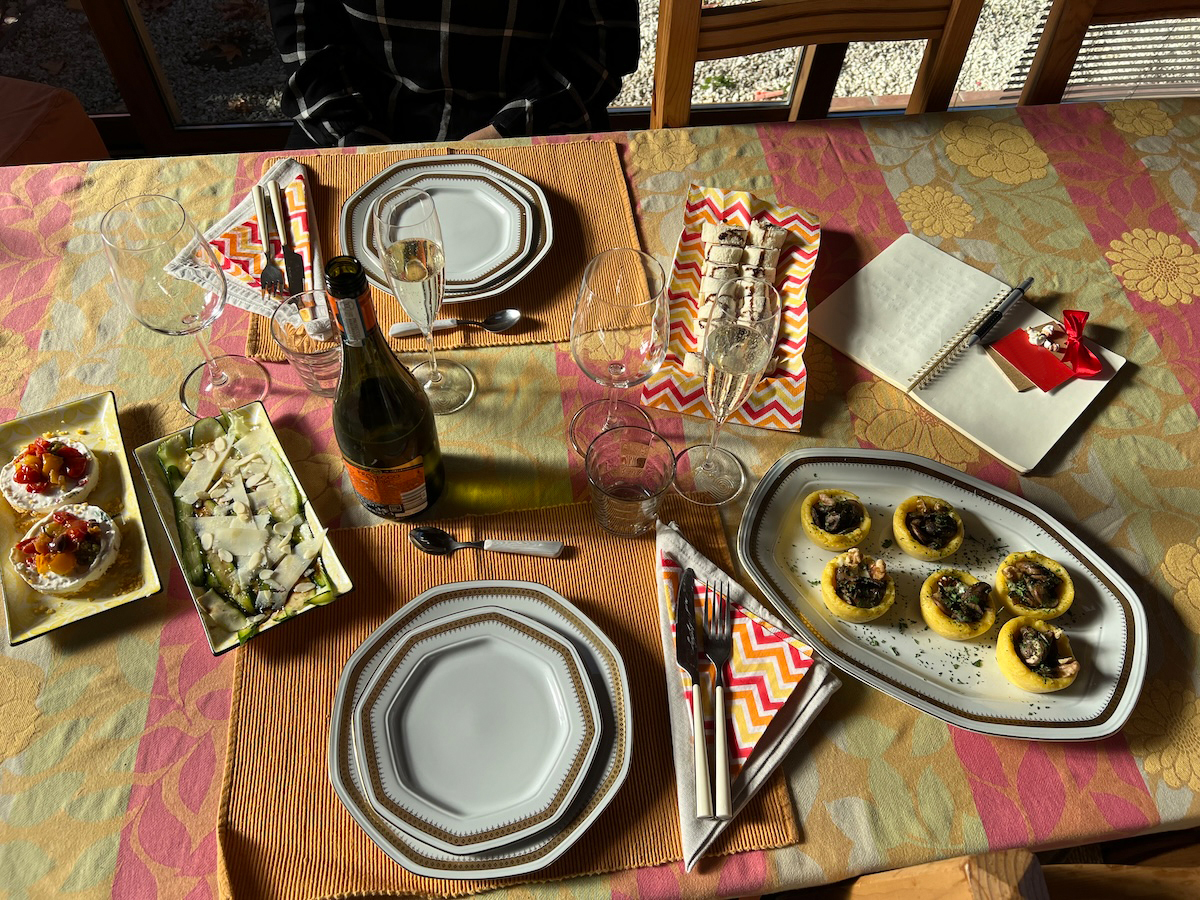 Cooking Experience am Gardasee - Tisch mit veschiednenen selbstgekochten Speisen
