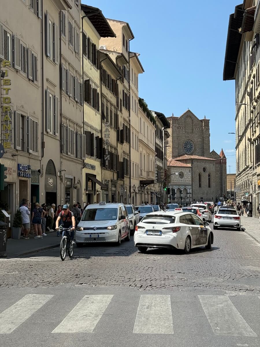 Parken in Florenz - Ansicht einer Straße mit einbiegendem Auto.