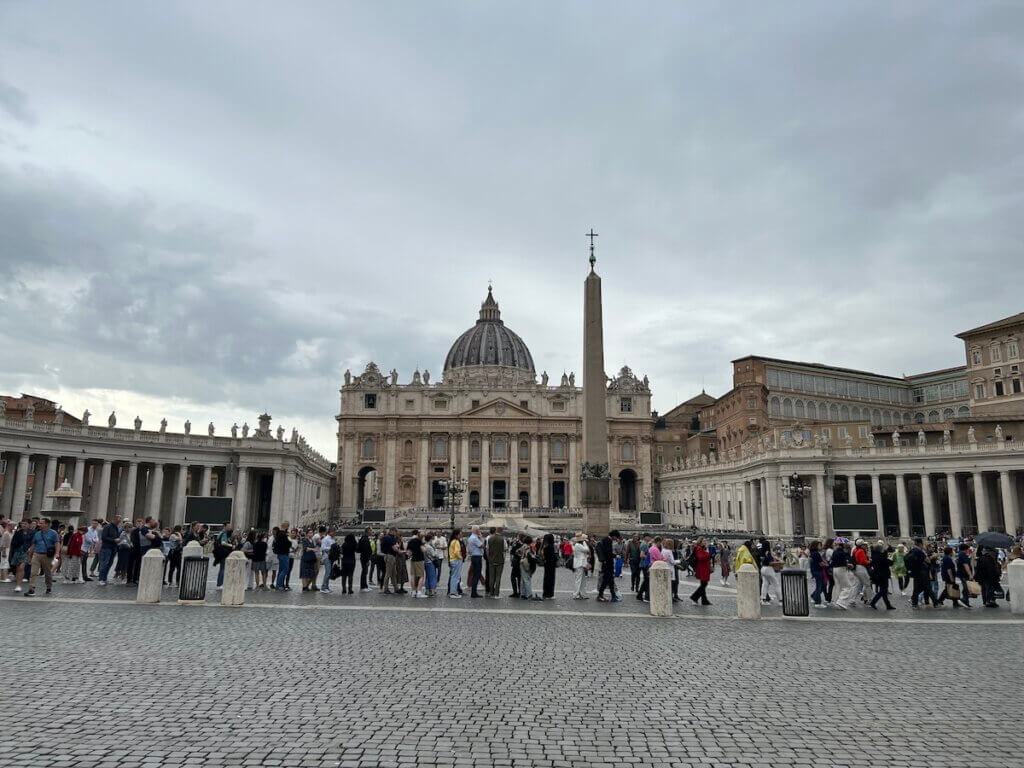 Peterdom in Rom - Aussenansicht mit Menschenschlange