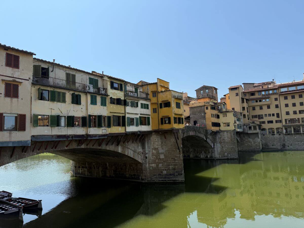 Ansicht der Ponte Vecchia von der Flusspromenade