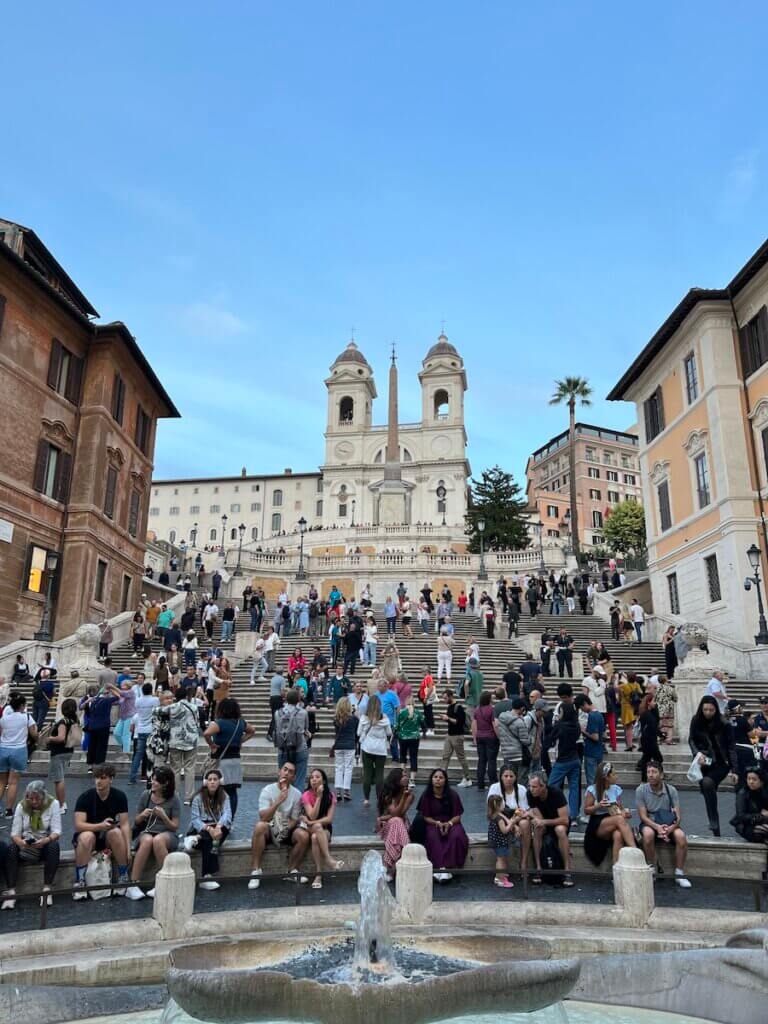 Spanische Treppe in Rom mit vielen Menschen