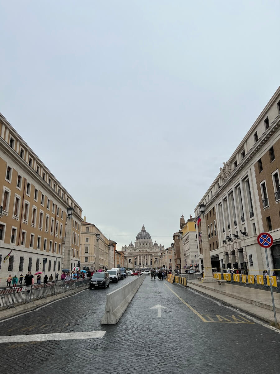 Weg zum Petersdom in Rom - Imposanter Anblick
