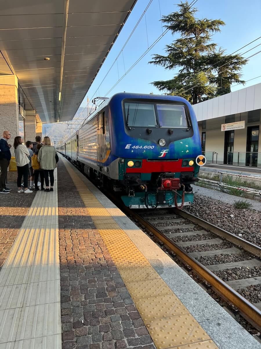 Gardasee Cinque Terre - Zugeinfahrt Bahnhof Rovereto