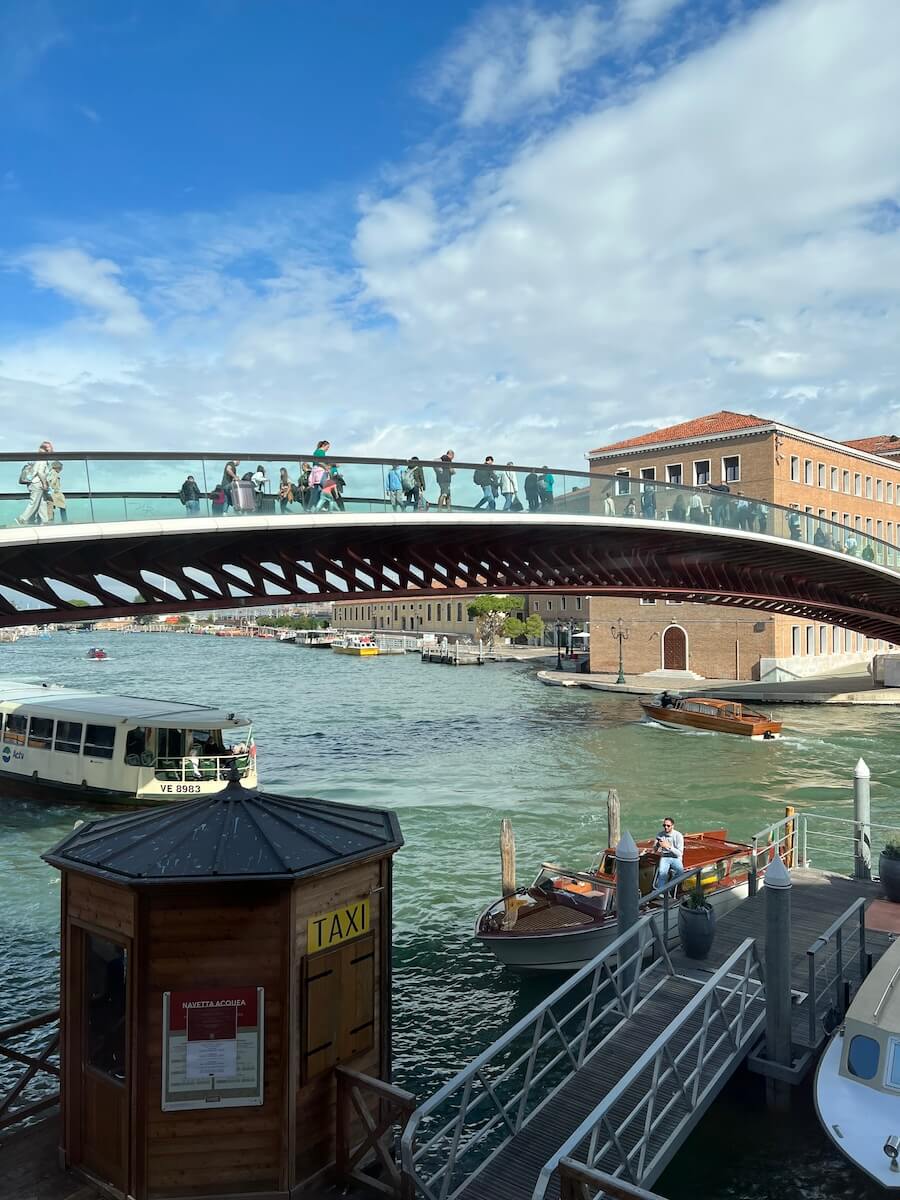 Parken in Venedig - Wassertaxistand am Canal Grande